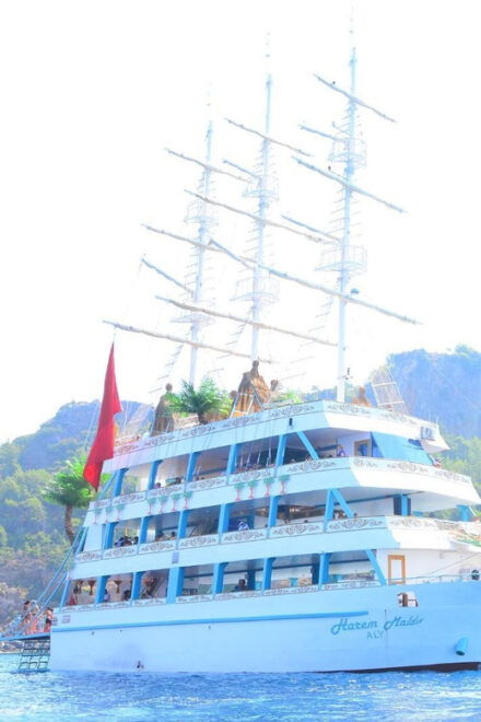 Side Harem Maldiv Yacht: Luxury Boat Tour - Onboard Amenities and Entertainment
