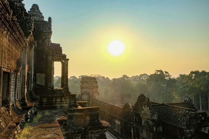 Siem Reap Angkor Wat & Phnom Bakheng Full-Day Private Guided Tour - Reading Angkor Wat with a guide