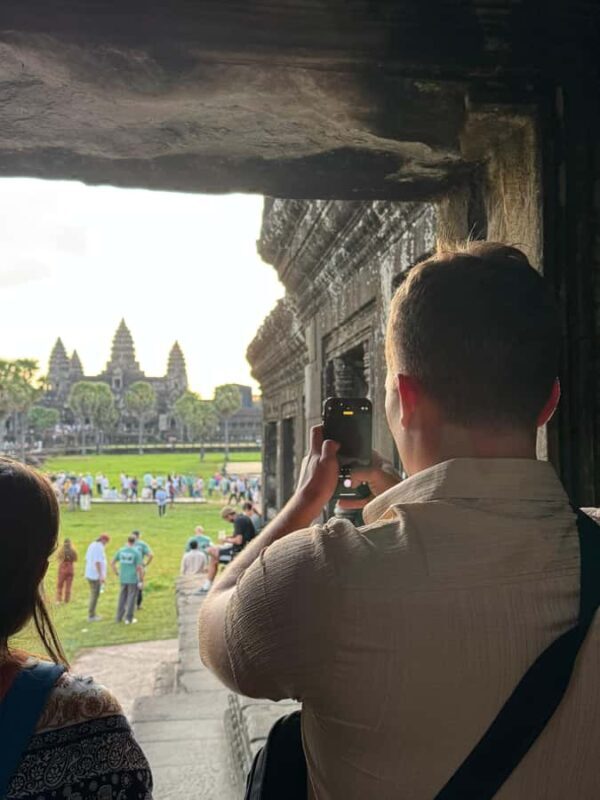 Siem Reap & Phnom Penh: 6-Day Tour Package Guided with Meals - Overview of the Tour Experience