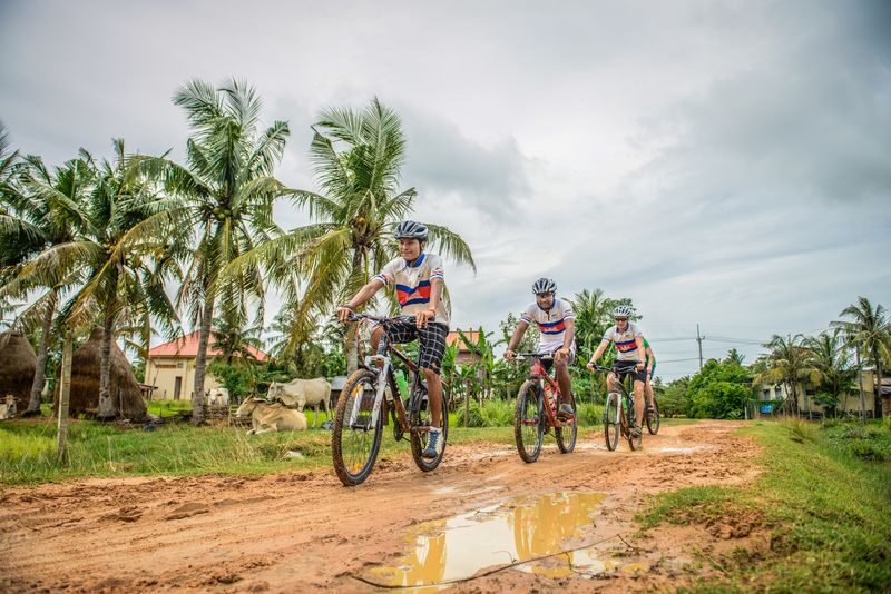 Siem Reap Ultimate Countryside E-Bike Tour - Meeting the rattan weaver