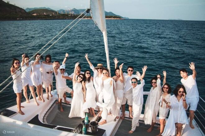 SIGNATURE: BLOW UP EMOTION WITH BAR PARTY ON THE SEA & MORE - Included Services