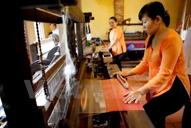Silk Weaving Discovery In Hoi An Silk Village - From Mulberry Leaves to Silk Thread
