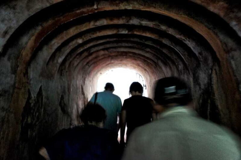 Singapore 2.5-Hour Walking Tour: Graves, Guns & Battles - Authentic Experiences and Insights from Reviews