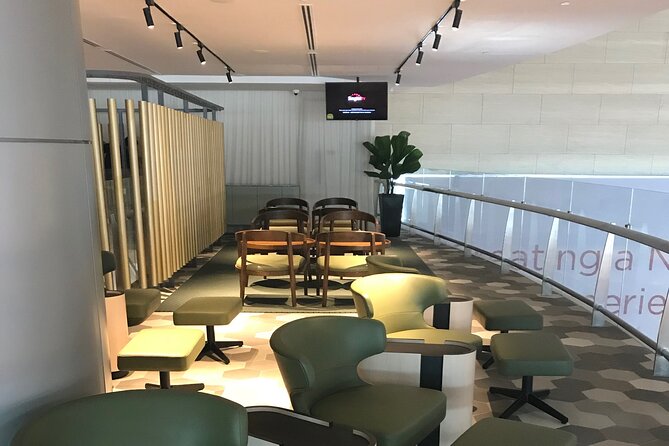 Singapore Changi Airport BLOSSOM - SATS & Plaza Premium Lounge at Terminal 4 - Convenient Location and Transportation
