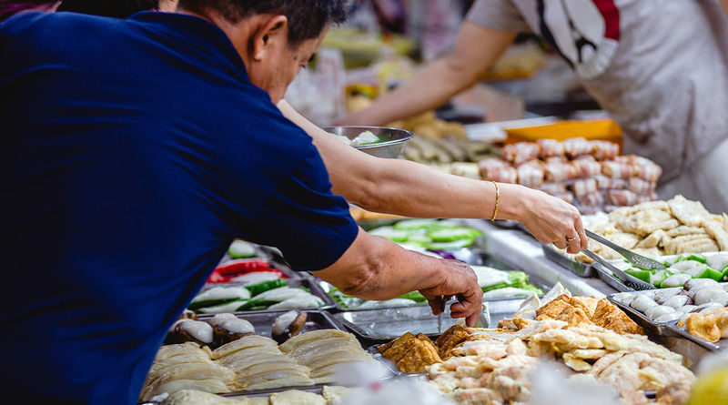 Singapore Chinatown Half-Day Small Group Food Tour - Try chicken rice, carrot cake, and something sweet