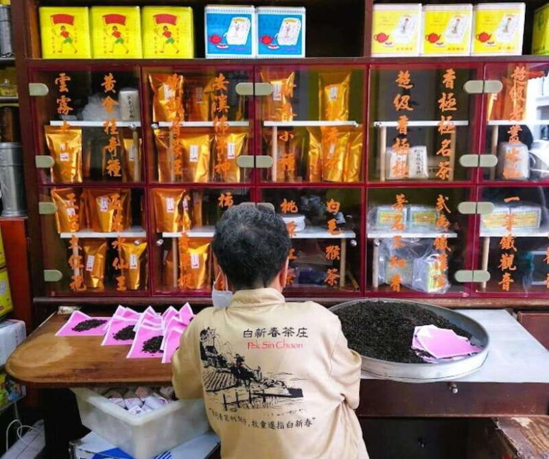 Singapore: Chinatown Historic Walking Tour with Lunch - Market Visits and Shopping