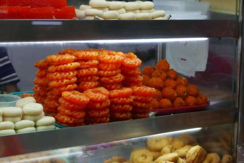 Singapore: Little India, Tekka Centre and Food Tastings Tour - Creating Your Flower Garland