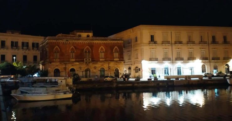 Siracusa Tour: Ortigia by Night in English - Itinerary Highlights