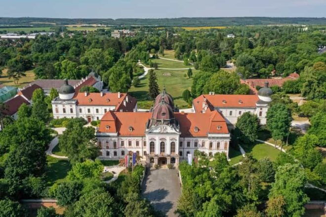 Sissy Palace Tour - Optional Hungarian Horse Show and Lunch - Inclusions and Amenities