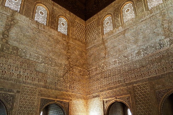 Skip the Line: Alhambra Palace and Generalife Gardens Private Guided Tour - Pricing and Booking