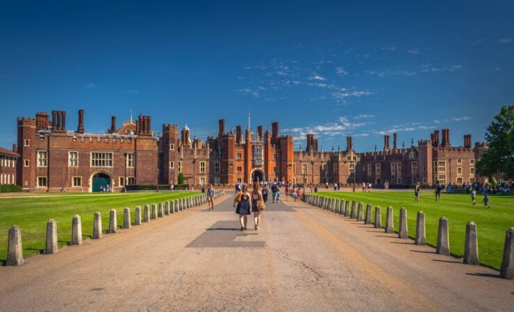 Skip-The-Line Hamptoncourtpalace Guided Day Trip From London - Tour Features