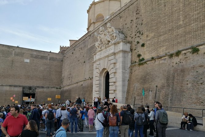 Skip-The-Line: Sistine Chapel & Vatican Tour With a Live Guide - Saving Time on Crowded Days