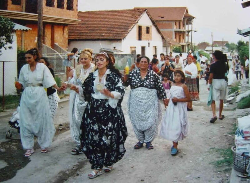Skopje: Shutka and Aqueduct Guided Tour with Coffee - Exploring Shutka: A Community Alive with Color and Culture  