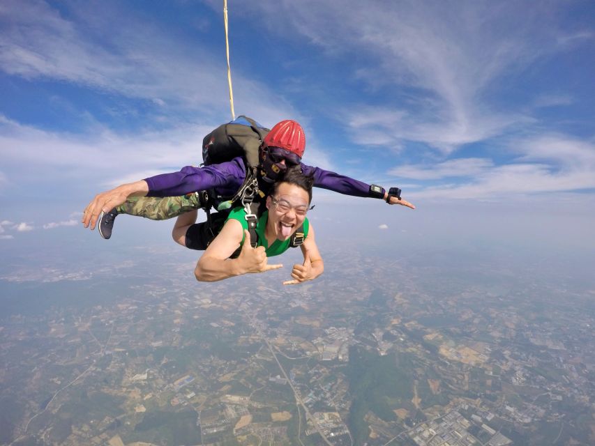 Skydive From an Airplane at 13,000 Feet - Highlights of the Skydiving Experience