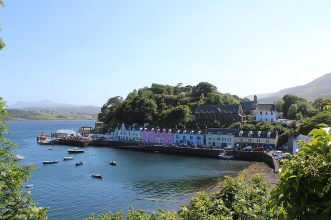 Skye: Online Travel Guide & Maps - Access and Features