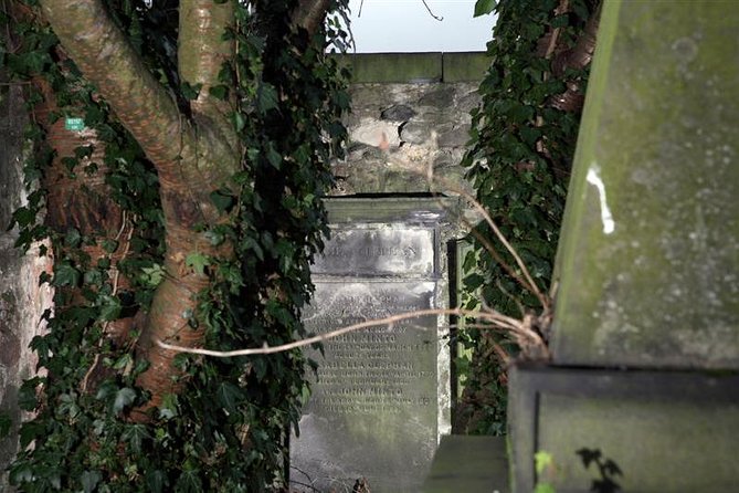 Small Group Edinburgh Underground Vaults & Graveyard Ghost Tour - Haunted Locations: Blair Street Vaults and Canongate Kirkyard