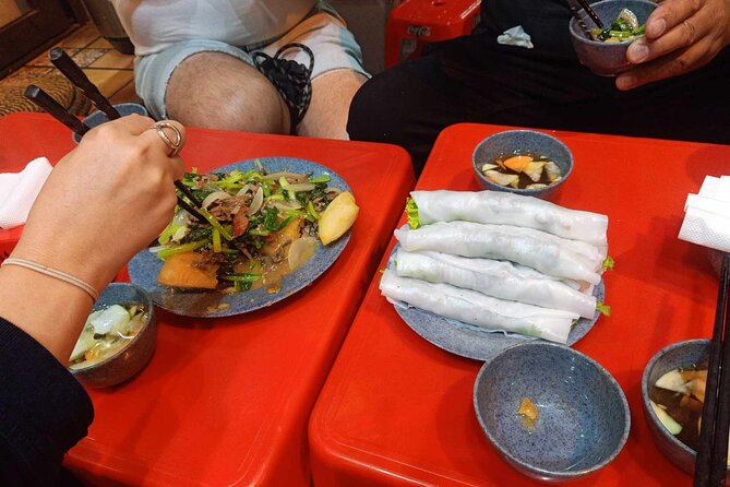 Small Group Hanoi Street Food and Drink Tasting up to 10 Guests - Trying Traditional Vietnamese Drinks