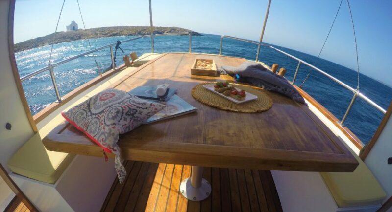 Small group kaiki cruise to Antiparos & Despotiko with lunch - An In-Depth Look at the Experience