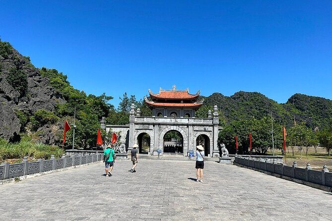 Small Group of 11 Discover Ninh Binh: Hoa Lu, Tam Coc, Mua Caves - How the Tour Starts: Pickup and Early Departure  