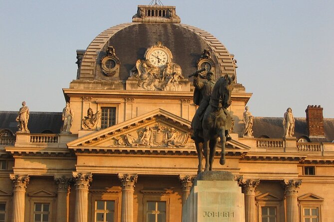 Small Group Sightseeing Walking Tour Around Eiffel Tower - Meeting Point Details