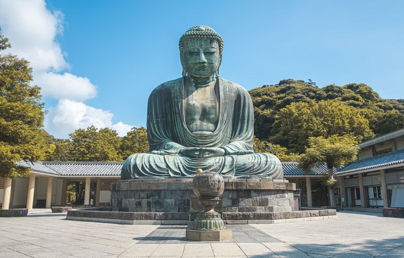 Small group tour for 9 people | One-day tour of Kamakura and Enoshima | Includes Enoden experience & Enoshima & Kamakurakoko-mae Station & Kamakura Great Buddha & Tsurugaoka Hachimangu Shrine | Round trip from Tokyo | Hotel pick-up and drop-off + Chinese - The Great Buddha: a calm pause at Kotoku-in