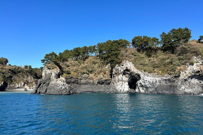 Small Group Tour in South Jeju including Yacht, Falls & Mt.Halla - Luxurious Yacht Cruise
