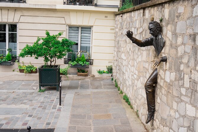 Small Group Walking Tour in Montmartre - Local Guide