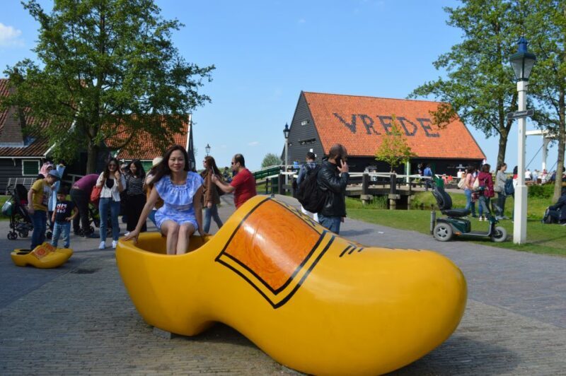 Small Group Zaanse Schans & Volendam Tour w/ Hotel Pick up - Authenticity and Value for Money