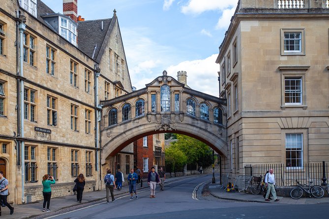 Social Distancing Specialised Oxford University Walking Tour With Student Guides - Tour Overview and Highlights