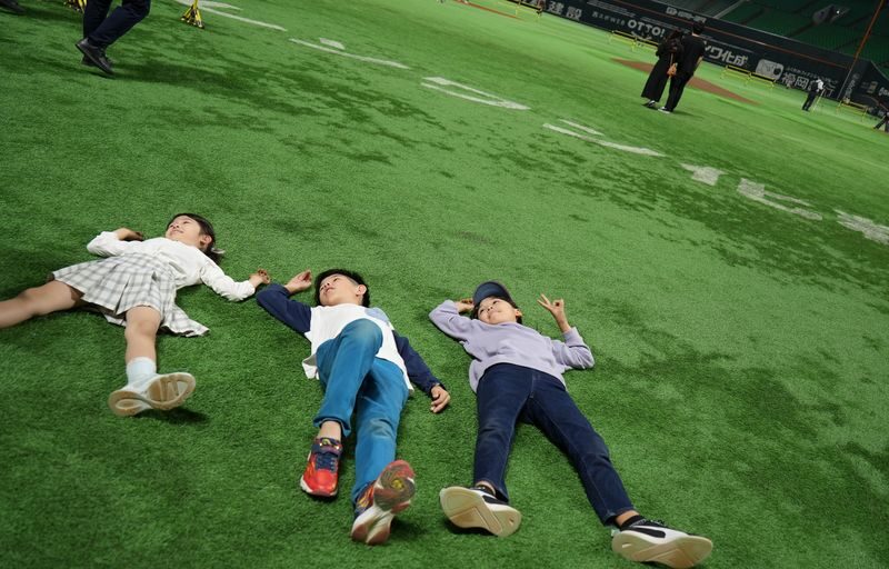SoftBank Hawks MIZUHO PayPay DOME FUKUOKA Experience - Getting to the dome and finding the tour desk