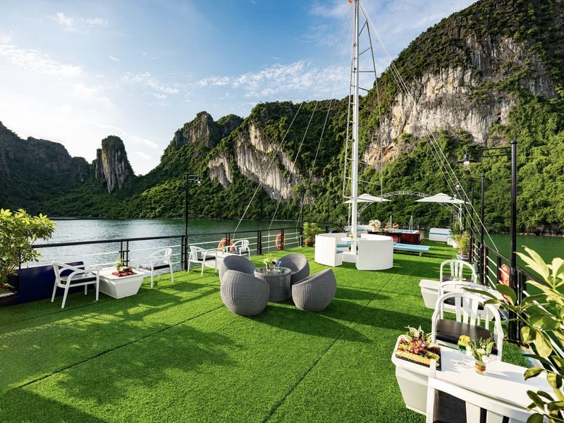 Sonata Halong Day Cruise: Ha Long Bay, Sung Sot Cave & Ti Top Island - Ti Top Island: choose the summit or the sand