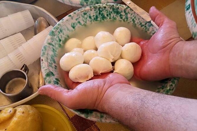 Sorrento Pizza Making - Techniques for Dough Rolling and Tossing
