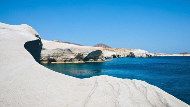 Souda Port: Milos Island Day Trip Including Ferry & Bus Tour - Itinerary Highlights