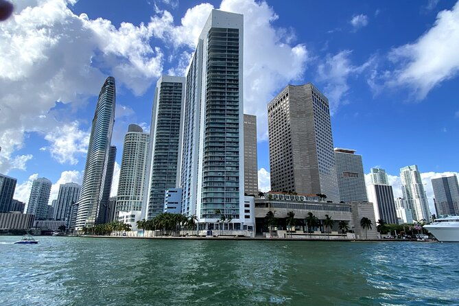 South Beach Cruise of Millionaires Homes and Miami Skyline - The Departure Point: Bayfront Park