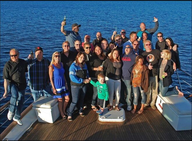 South Lake Tahoe: Happy Hour Cruise - Yacht Amenities and Refreshments