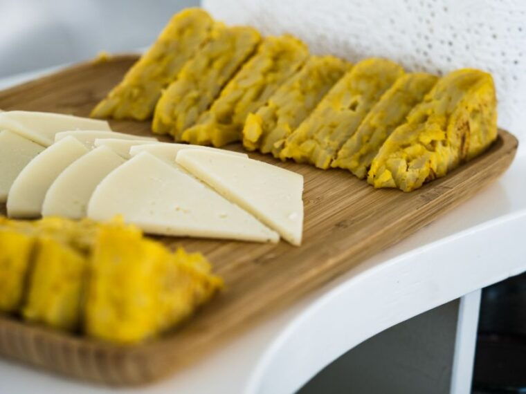 Southeast Fuerteventura: Boat Cruise With Lunch and Drinks - Provided Gear and Facilities