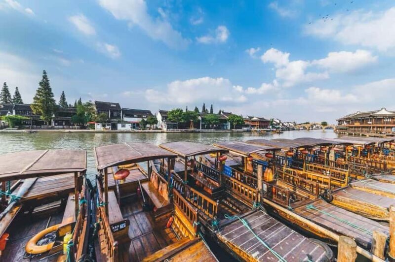 Spanish tour to Zhujiajiao with cruise and lunch - Savoring Traditional Flavors