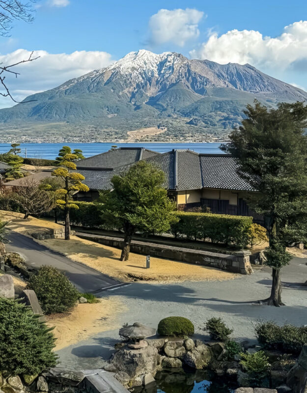 Spectrum of the Seas, Caribbean: Cruise shore excursion day trip/Kagoshima Port/Sakurajima/Aquarium/Sengan-en/Tenmonkan Street/Seamless port transfer for shore excursions/Chinese-speaking tour guide - Sengan-en: garden views with Sakurajima in the frame