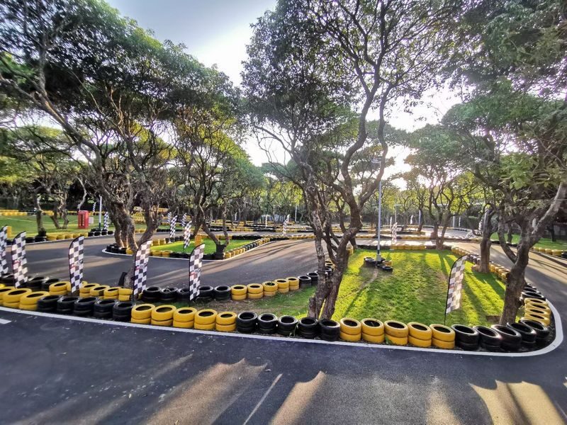 Speed Racer (Window of the World, Shenzhen) - Dress for a kart, not a photo
