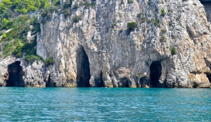 Sperlonga: Private Boat Tour to Gaeta With Pizza and Drinks - Good To Know