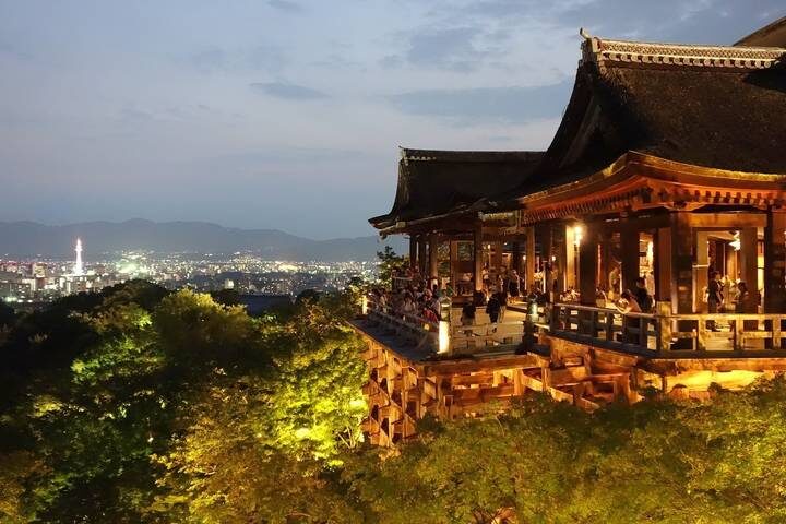 Splendours of Japan (Takayama, Takayama Festival) 9-Day Tour by Trafalgar - Gokayama’s steep-roofed houses and Kanazawa’s garden