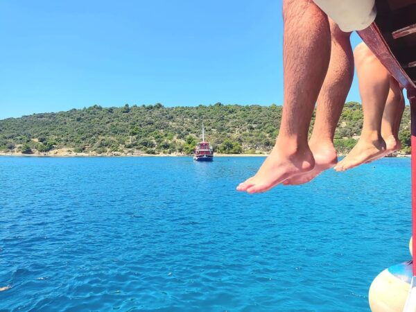 Split: All-Inclusive 3 Islands and Blue Lagoon Cruise - Onboard Amenities
