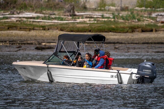 Squamish 4hr Rental 17ft Fiberglass Hourston with 70HP Engine - What Makes This Boat Rental Stand Out?