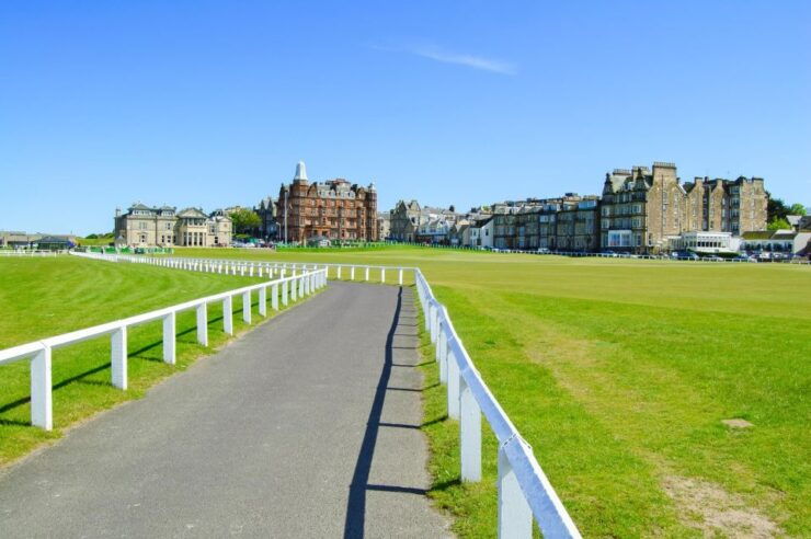 St. Andrews Festive Walk: A Christmas Tour - Private Group and Starting Location
