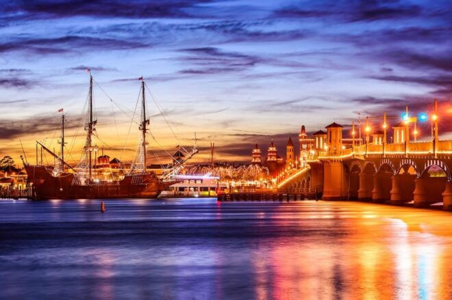 St. Augustine: Nights of Lights Sunset Sail With Drinks - Onboard Amenities and Entertainment