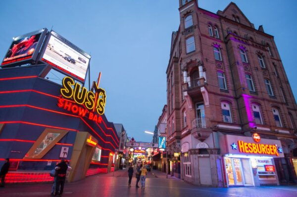 St. Pauli Nachtleben Tour Mit Drag Queen - The Sum Up