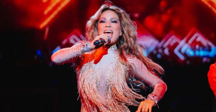 Stars in Concert - Stunning Costumes and Dance Moves