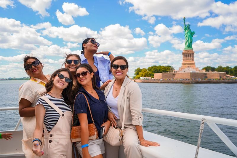 Starship NYC Landmark 90 Min Sightseeing Cruise - Lower Manhattan, then under three bridges