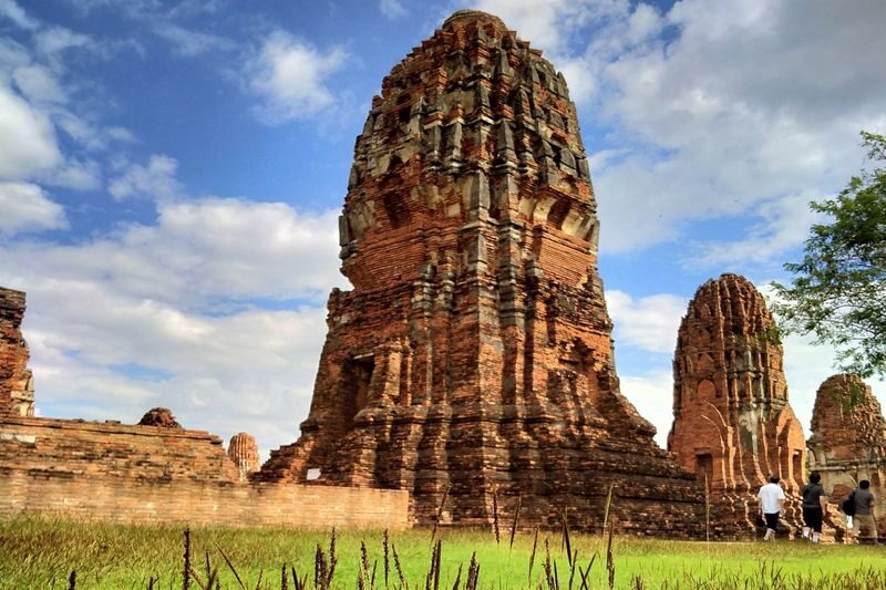 Start slowly in the morning! Half-day tour of the World Heritage Ayutthaya Ruins: Tour 5 major ruins (departing from Bangkok / with Japanese guide) (E5) - Wat Mahathat’s Buddha head in the tree