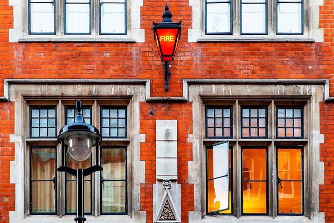 Step Into the Story: the Sherlock Holmes Audio Tour Where YOU Solve the Case - Questions